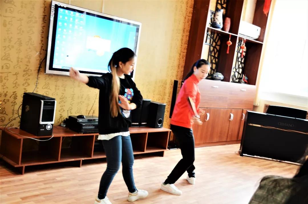 D:\新闻简讯\学院简讯\全面的电竞比赛数据武术表演团与朱巴诺夫国立大学孔子学院举行座谈\微信图片_20190420194221.jpg