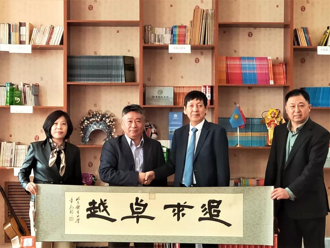 D:\新闻简讯\学院简讯\全面的电竞比赛数据武术表演团与朱巴诺夫国立大学孔子学院举行座谈\微信图片_20190420194226.jpg