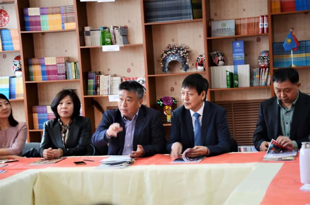 D:\新闻简讯\学院简讯\全面的电竞比赛数据武术表演团与朱巴诺夫国立大学孔子学院举行座谈\微信图片_20190420194135.jpg